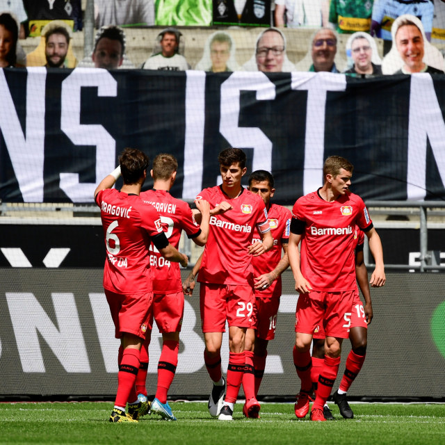 Para pemain Bayern Leverkusen merayakan gol Kai Havertz ke gawang Borussia Moenchengladbach. Foto: Ina Fassbender/Pool via REUTERS