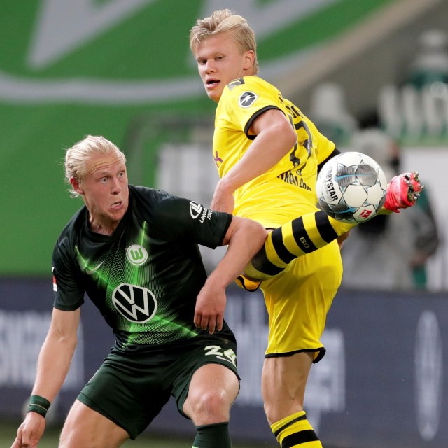 Pemain Borussia Dortmund, Erling Haaland, dikawal oleh pemain Wolfsburg. Foto: Michael Sohn/Pool via REUTERS