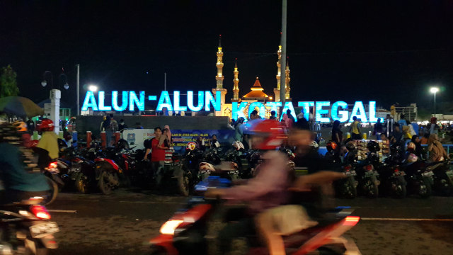 Ribuan warga berkumpul di Alun-alun Kota Tegal aaat malam takbiran, Sabtu (23/5/2020). (Foto: Irsyam Faiz)