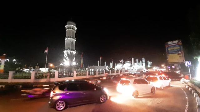 Suasana malam takbir di bundaran simpang lima Banda Aceh