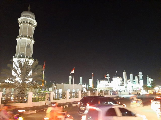 Suasana malam takbir di bundaran simpang lima Banda Aceh