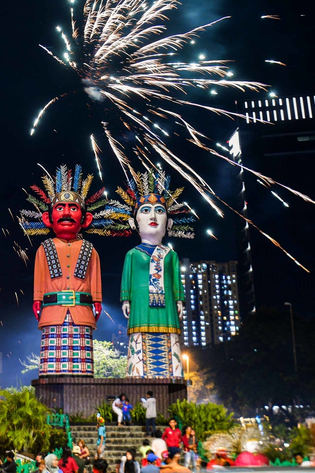 Warga berkerumun saat malam Idul Fitri 1 Syawal 1441 H di Patung Ondel-Ondel Kemayoran, Jakarta Pusat, Sabtu (23/5/2020). Foto: Antara/Sigid Kurniawan