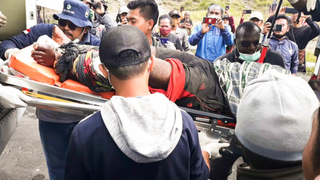 Evakuasi petugas medis yang ditembaki KKB di Intan Jaya, Papua. Foto: Dok. Istimewa