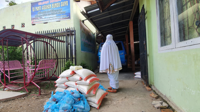 Penyerahan bantuan paket sembako dan uang tunai dari KumparanDerma dan DCODE di Panti Asuhan Bunda Saiyo Padang. (IRWANDA/Langkan)