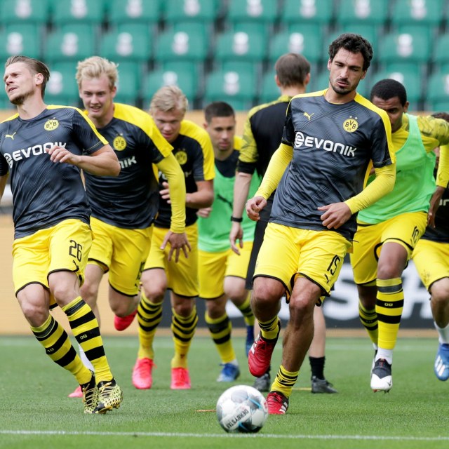 Mats Hummels melakukan pemanasan sebelum laga Borussia Dortmund versus Wolfsburg. Foto: Michael Sohn/Pool via REUTERS
