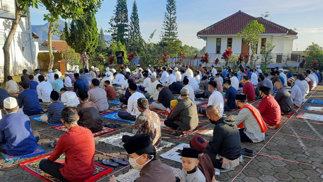 Salat Idul Fitri di Cipanas, Cianjur dengan protokol pencegahan COVID-19. Foto: Muhamad Iqbal/kumparan