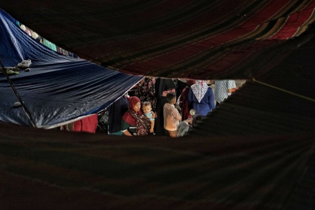 Potret Malam Lebaran di Lhokseumawe: Nelayan Mencari Ikan Hingga Ramainya Pasar (37074)