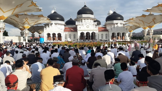 Suasana saat Salat Id di Masjid Bataiturrahman Aceh, Minggu (25/5). Foto: Zuhri Noviandi/kumparan