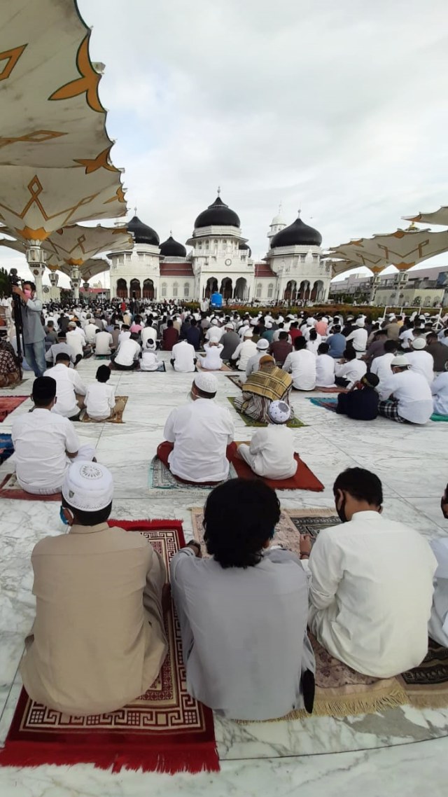 Suasana saat Salat Id di Masjid Bataiturrahman Aceh, Minggu (25/5). Foto: Zuhri Noviandi/kumparan
