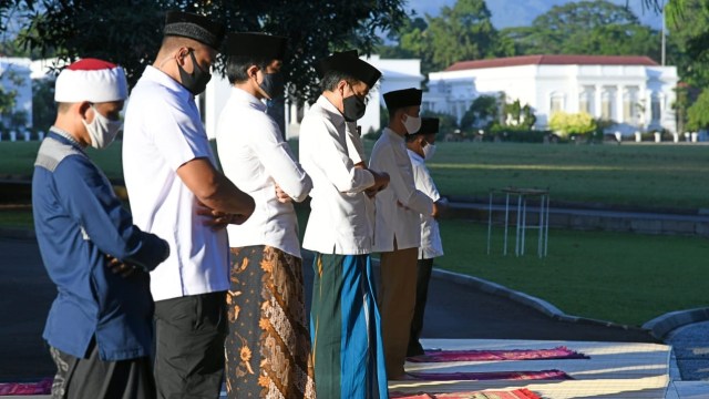 Presiden Joko Widodo (keempat kanan) usai melaksanakan salat Idulfitri 1441 H di halaman depan Wisma Bayurini, Istana Kepresidenan Bogor, Minggu (24/5). Foto: Muchlis Jr - Biro Pers Sekretariat Presiden