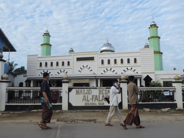 Masjid Besar Al-Falah Sekadau gelar salat Id, Minggu (24/5). Foto: Dina Mariana/Hi!Pontianak