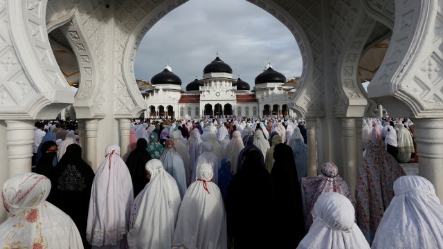 Umat muslim memadati Masjid Raya Baiturrahman untuk melaksanakan ibadah shalat Idul Fitri di Masjid Raya Baiturrahman, Banda Aceh, Aceh, Minggu (24/5). Foto: ANTARA FOTO/Irwansyah Putra