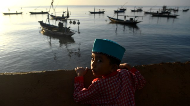 Salat id di pesisir Surabaya