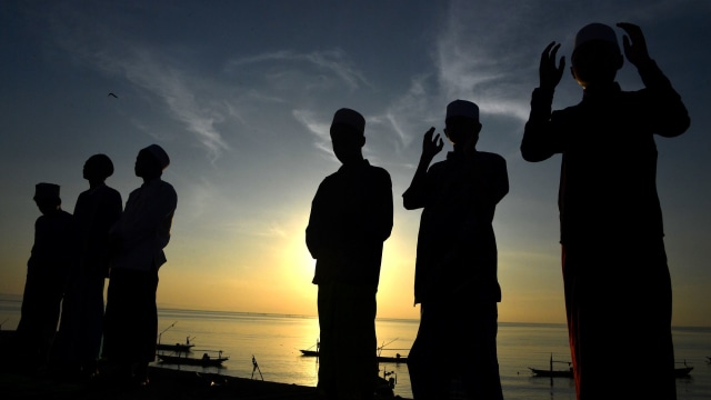 Umat muslim menunaikan Shalat Idul Fitri 1441 H di Masjid AL-Mabrur, Kenjeran, Surabaya, Jawa Timur. Foto: ANTARA FOTO/Zabur Karuru
