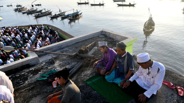 Salat id di pesisir Surabaya