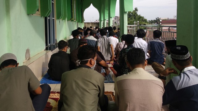 WARGA mengenakan masker saat menunaikan Ibadah Salat Ied di Masjid Ihsan Muhammadiyah, Duri, Mandau, Bengkalis, Jumat (24/5/2020).