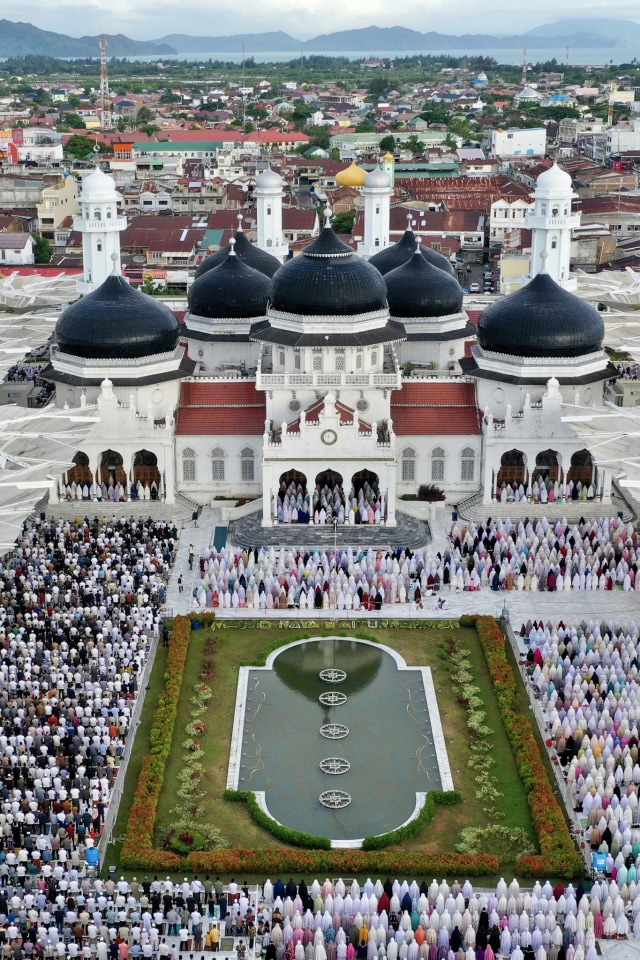 Jemaah di Masjid Raya Baiturrahman, Banda Aceh. Foto: Abdul Hadi/acehkini