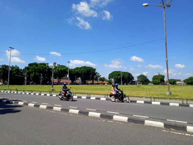 Hanya sedikit kendaraan yang lewat di kawasan Alun-alun Utara, Minggu (24/5/2020). Foto: Birgita