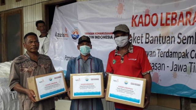 com-Para nelayan yang mendapatkan #KadoLebaran dari Yayasan Kemanusian KADIN Indonesia yang didukung Lazismu dan Dompet Dhuafa. Foto: Dok. Lazismu
