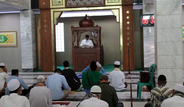 Bupati Kuningan Acep Purnama menyampaikan sambutan sebelum pelaksanaan salat dan khutbah salat Id di Masjid Agung Syiarul Islam, Minggu (24/5/2020). (Andri Yanto)