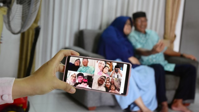 Sebuah keluarga di Kota Pekanbaru, Provinsi Riau, melakukan silaturahmi secara virtual dengan keluarga di Kota Depok, Jawa Barat, Minggu (24/5). Foto: ANTARA FOTO/FB Anggoro
