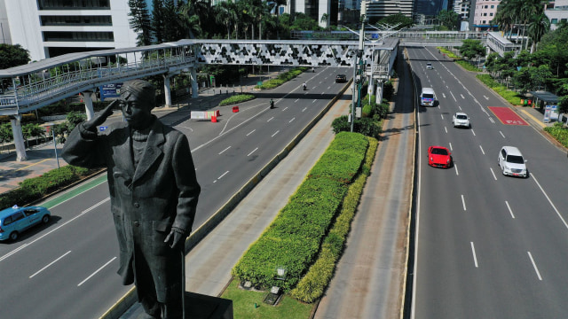 Foto udara suasana jalan Sudirman di Jakarta. Foto: ANTARA FOTO/Hafidz Mubarak A