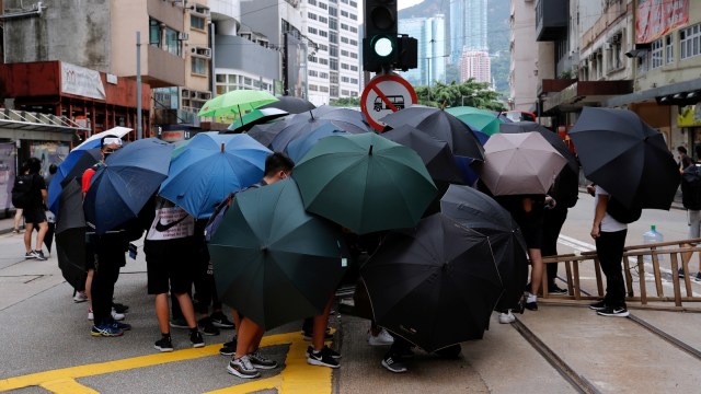 Suasana saat demonstran anti-pemerintah melakukan unjuk rasa di Hong Kong, Cina, Minggu (24/5). Foto: REUTERS/Tyrone Siu