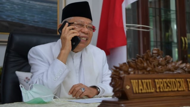 Wakil Presiden Ma'ruf Amin saat terima ucapan hari raya dari Presiden Joko Widodo via telepon. Foto: Dok. KIP - Setwapres