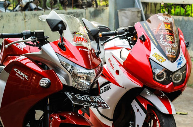  Honda CBR250R. (kiri) dan Kawasaki Ninja 250 Karburator (kanan) Foto: Bangkit Jaya Putra/kumparan