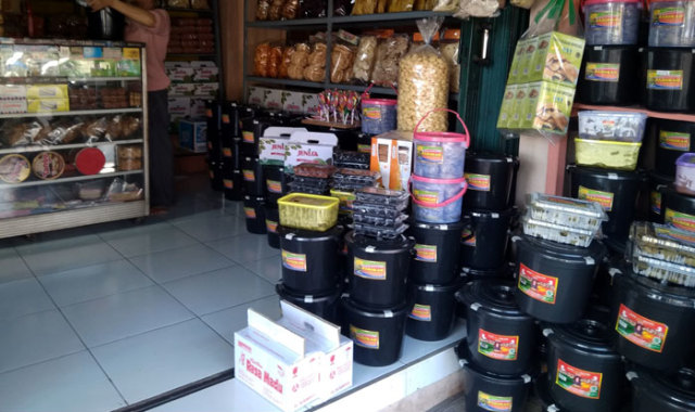 Salah satu toko oleh-oleh khas Kabupaten Kuningan yang menyediakan tape ketan. (Andri Yanto)