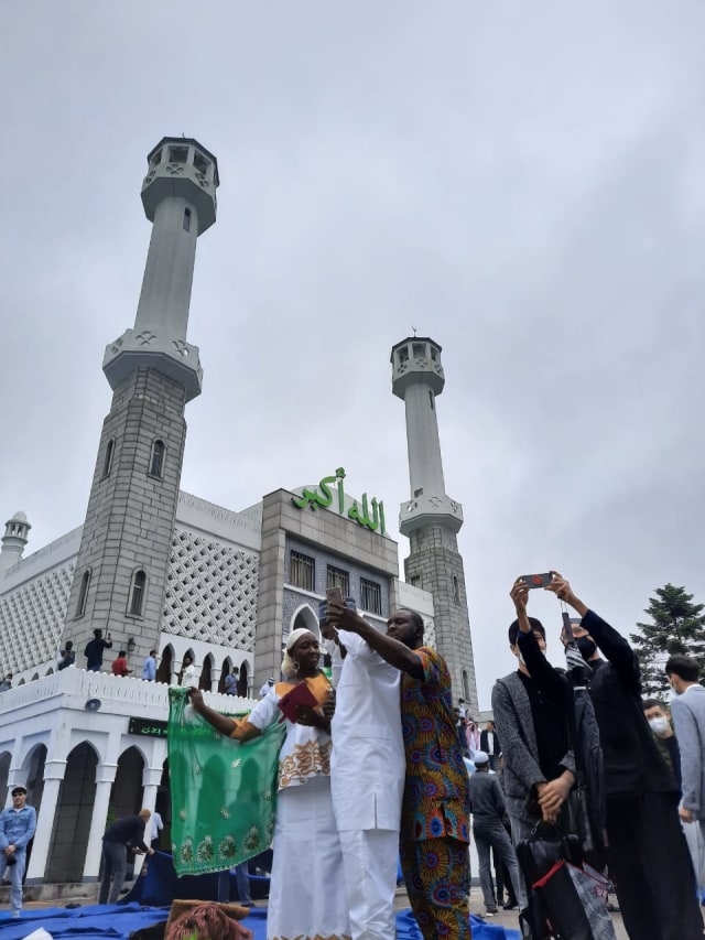 Jemaah selfie usai Salat Id di Masjid Itaewon Seoul. Foto: Khiththati/acehkini 