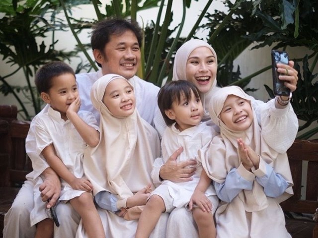 Keluarga Zaskia Adya Mecca dan Hanung Bramantyo. Foto: Instagram/zaskiadyamecca