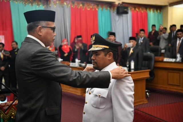 Tgk Sarkawi saat dilantik Plt Gubernur Aceh menjadi Bupati Bener Meriah. Foto: Humas Aceh  