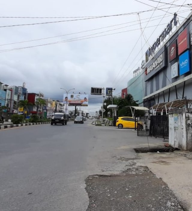 Ruas jalan MT Haryono depan mal Lippo Plaza Kendari yang biasa terlihat ramai begitu lengang. Foto: Attamimi/kendarinesia.