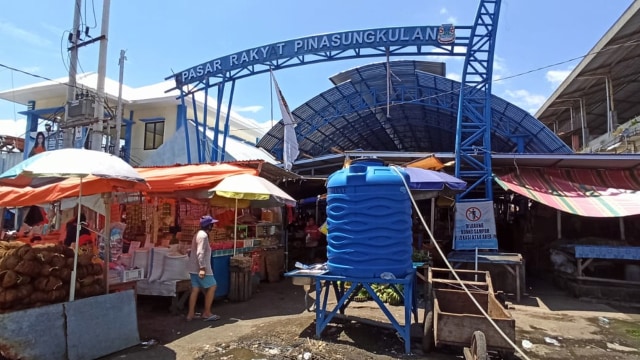 Pasar Pinasungkulan Karombasan yang ada di Kota Manado, Sulawesi Utara