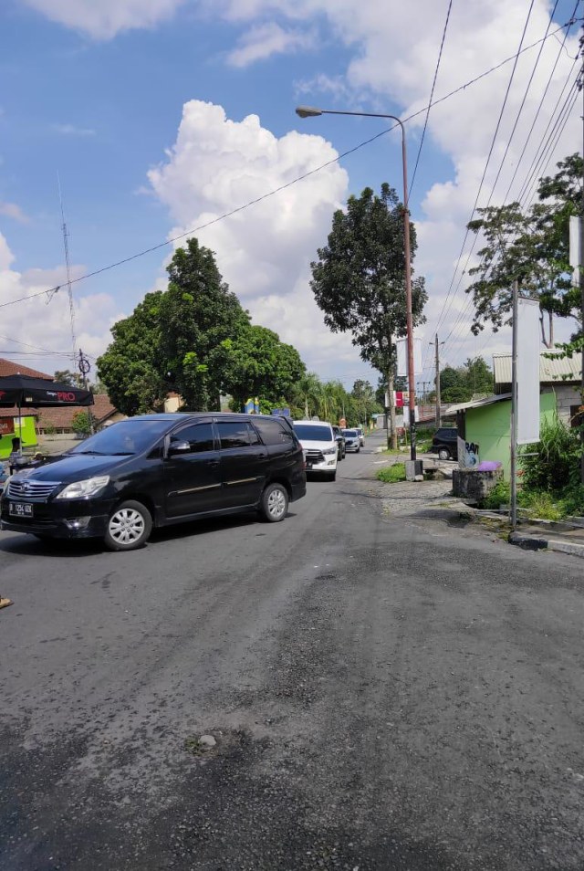 Sejumlah kendaraan yang diminta putar balik di gerbang masuk Kaliurang, Minggu (25/5/2020). Foto: istimewa