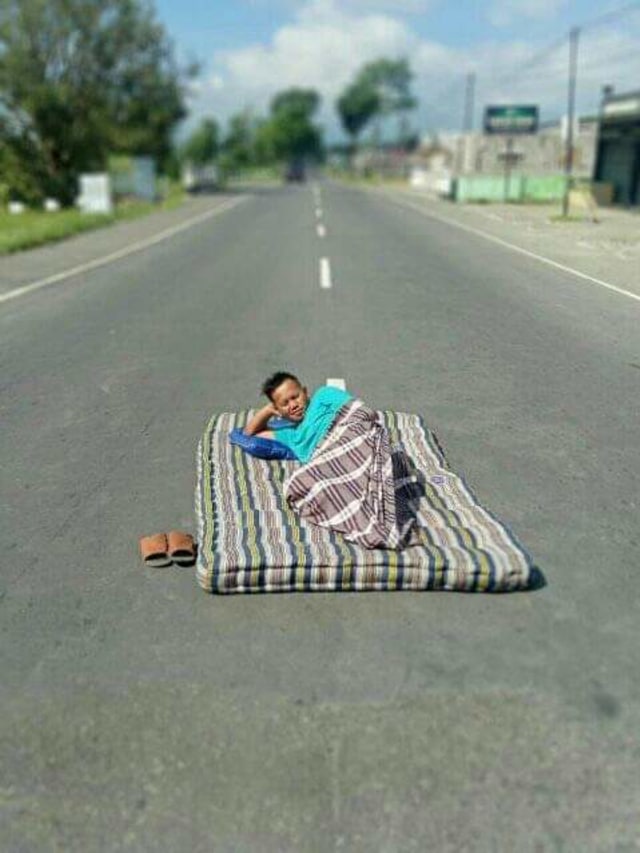 Warga Desa Muntung, Kecamatan Candiroto iseng melakukan kegiatan di jalan raya Muntung-Kendal yang sepi, Senin (25/5/2020). Foto: istimewa