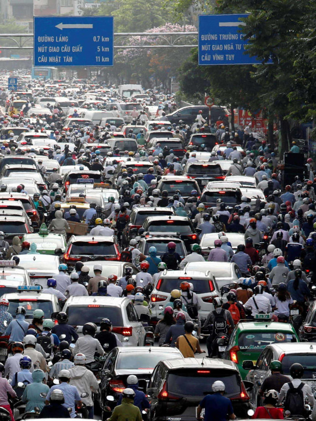 Kemacetan lalu lintas terlihat pada jam sibuk pagi hari setelah pemerintah melonggarkan lockdown di Hanoi, Vietnam. Foto: REUTERS/Kham
