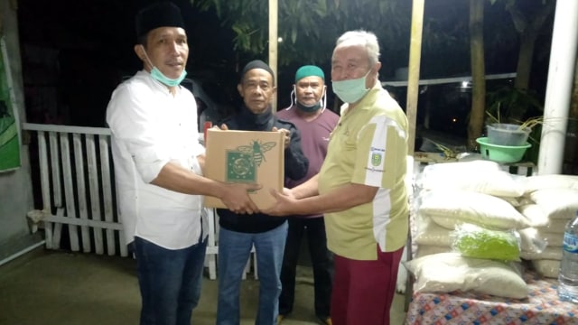Ketua DPC Partai Kebangkitan Bangsa (PKB) Kabupaten Minahasa Utara, Sarhan Antili membagikan bantuan kepada guru ngaji