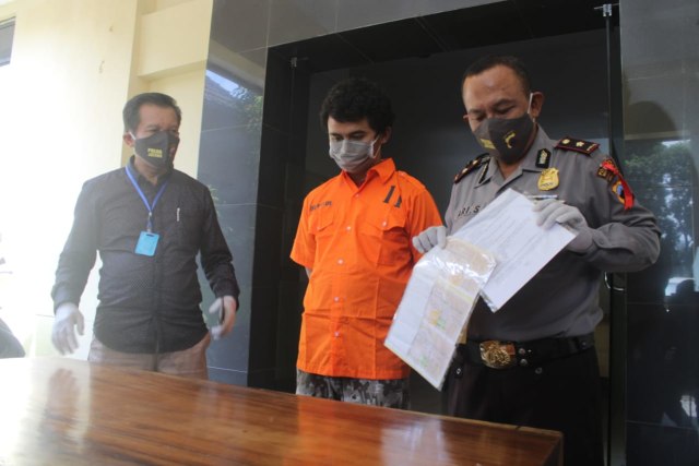 Berusaha keluar dari zona merah Jawa Barat, seorang pria bernama Dimas Fajar Satria Utama (30) ditangkap Polsek Laweyan Kota Solo