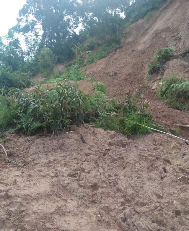 Material longsor memenuhi badan jalan yang menghubungkan Kelurahan Talipukki dengan ibu kota kecamatan Mambi. Foto: Dok. Istimewa