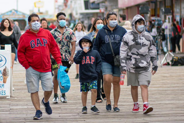 Pengunjung mengenakan masker di  Amerika Serikat.  Foto: AFP/Kena Betancur