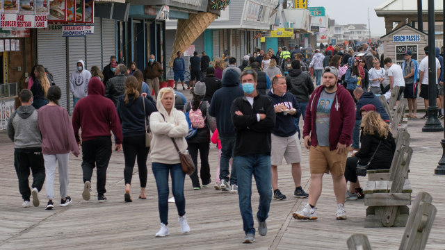 Pengunjung mengenakan masker berjalan di Seaside Heights, New Jersey, Amerika Serikat.  Foto: AFP/Kena Betancur