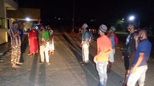 Suasana penahanan terhadap tersangka pengeroyokan kepala desa di Buol, Sulteng. Foto: Istimewa