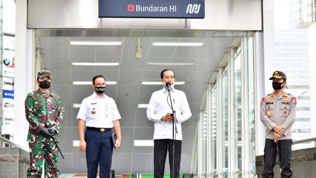 Jokowi (kedua kanan) dan Anies Baswedan (kedua kiri) di Stasiun MRT Bundaran HI. Foto: Dok. Agus Suparto