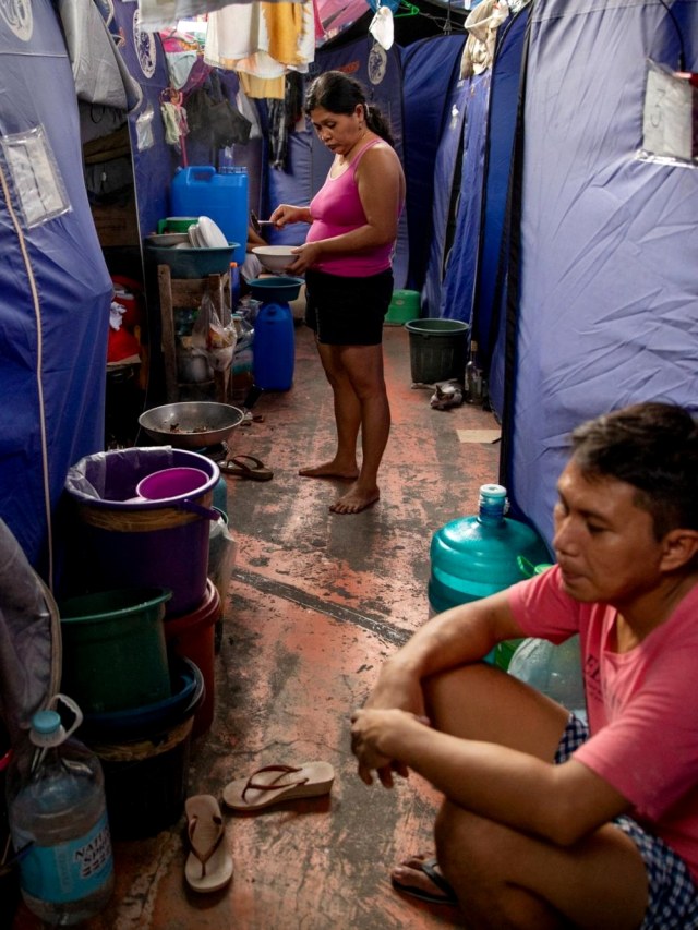 Warga yang rumahnya dilanda kebakaran, melakukan pekerjaan rumah tangga di pusat evakuasi darurat, di Mandaluyong, Metro Manila, Filipina. Foto: REUTERS/Eloisa Lopez