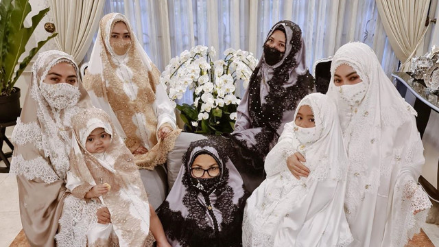 Syahrini dan keluarga mengenakana mukena Fatimah Syahrini. Foto: Instagram/@princessyahrini