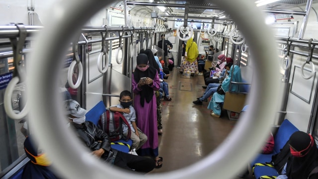 Penumpang berada di dalam Kereta Rel Listrik (KRL) di Stasiun Manggarai, Jakarta. Foto: ANTARA FOTO/Muhammad Adimaja