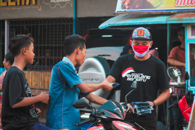 Kegiatan membagi masker yang dilakukan Komunitas Pemalang Bersatu. Foto: dok. Hengky