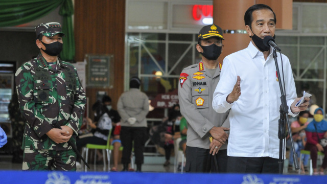 Presiden Joko Widodo saat meninjau salah satu pusat perbelanjaan di Bekasi, Jawa Barat, Selasa (26/5). Foto: ANTARA FOTO/ Fakhri Hermansyah